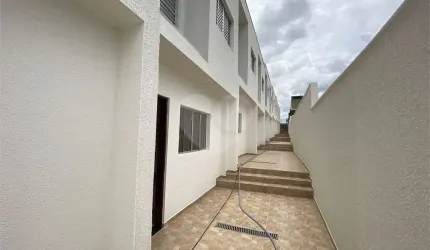 Sobrado em condomínio fechado com 2 dormitórios, 1 banheiro, cozinha, sala e lavanderia
