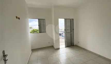 Sobrado em condomínio fechado com 2 dormitórios, 1 banheiro, cozinha, sala e lavanderia,