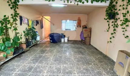 Sobrado com 3 dormitórios, 3 banheiros, 2 vagas, 2 varandas, salão de festas.