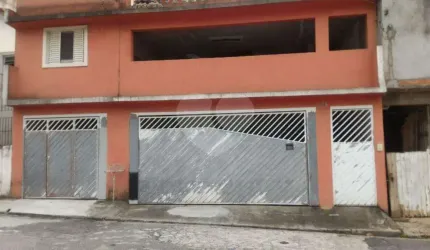 Sobrado com quatro dormitórios, sendo uma suíte, 3 banheiros, 3 vagas de garagem,