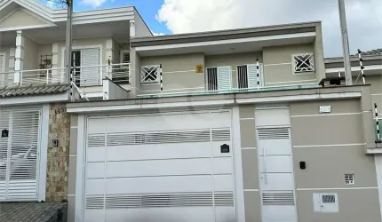 Lindo sobrado novo com 2 suítes, 2 vagas e churrasqueira