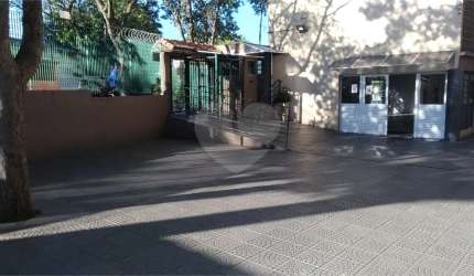 Apartamento todo reformado com 2 dorms.
