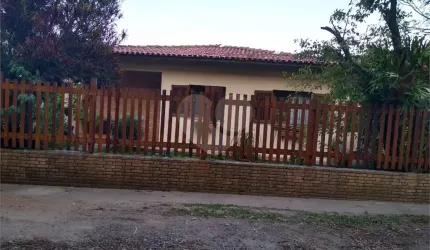 Casa térrea Tremembé, muito espaçosa, com 3 dormitórios, 1 suíte, sala e cozinha amplas, 4 vagas,