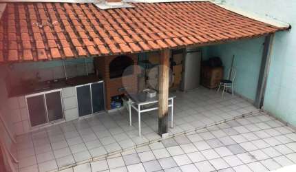 Casa em rua tranquila, reformada