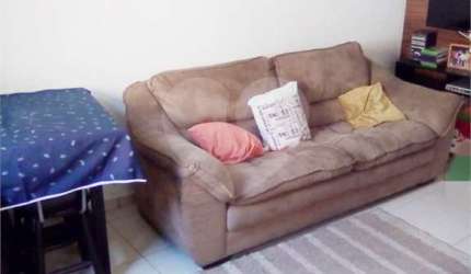 Casa com terreno 10 metros de frente e 35 metros de fundos