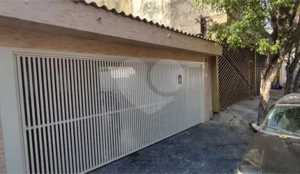 Casa térrea com edícula.