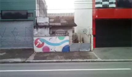 Casa térrea na avenida Engenheiro Caetano Alvares, com 2 entradas/ saídas na rua de trás do imóvel.