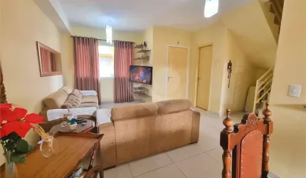 Sobrado 3 quartos e 2 vagas em condomínio fechado.