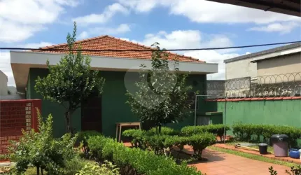 Casa térrea, bem arejada  3 dormitórios com uma suíte, 2 vagas, rua tranquila,