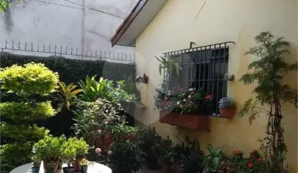 DUAS CASAS NO MESMO TERRENO EM EXCELENTE LOCALIZAÇÃO, TERRENO MEDE 284 M² COM 9,45 DE FRENTE.