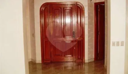 Maravilhoso apartamento, em excepcional localização, com armários embutidos, rua larga, arborizada,