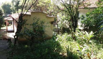 Casa térrea à venda em local tranquilo e arborizado