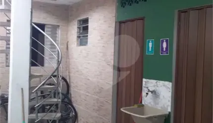 Sobrado contendo 2 casas e 1 salão c/vaga de garagem coberta.
