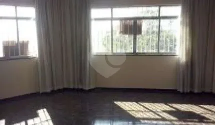 CASA ASSOBRADADA A VENDA NO PARQUE VITÓRIA - 3 DORMITÓRIOS (1 SUÍTE) E 6 VAGAS DE GARAGEM