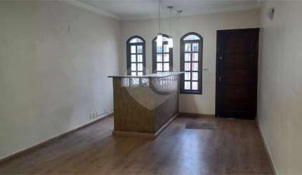 Sobrado comercial com 159m² de área total
