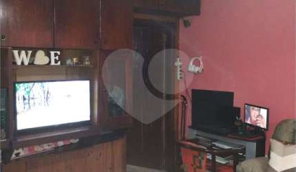 Casa térrea com 02 dormitórios, sala ampla, dormitórios e cozinha com armários embutidos