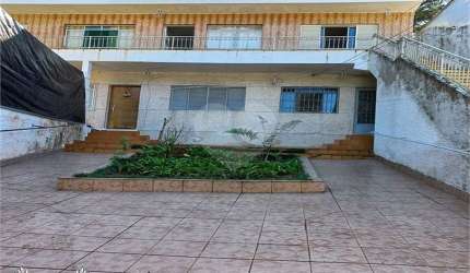 Sobrado com quatro dormitórios e seis vagas e mais duas casas para renda.