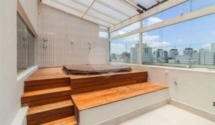 Cobertura à venda com 3 quartos e 2 vagas em Pinheiros.