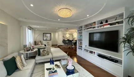 Esse lindo apartamento reformado, andar alto, localizado na região de Santa Teresinha
