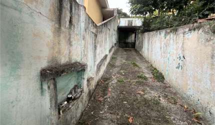 Terreno com uma casa térrea com 3 quartos e 3 vagas de garagem