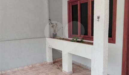 Sobrado de esquina pra locação com 2 dormitórios 1 vaga no Tremembé