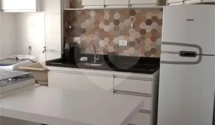01 Dormitório, todo reformado, Semi Mobiliado com 01 Vaga de Garagem