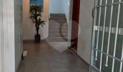 Apartamento térreo em condomínio tranquilo em excelente localização