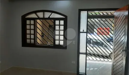 Casa térrea com 100m2 de área construída com 3 quartos, sendo 2 suítes, 3 banheiros, 1 sala, 1 vaga