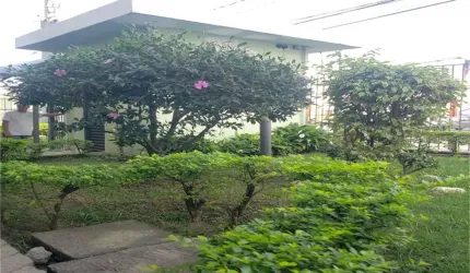 Excelente e espaçoso  apartamento com 2 quartos e vaga de garagem, dois lances de escada