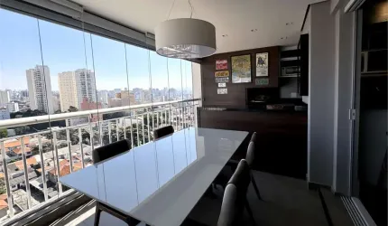 Lindo apartamento na Aclimação com varanda gourmet em andar alto.