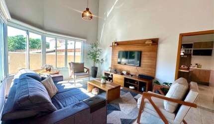 Casa moderna, 230 metros construídos, 3 quartos, 3 suítes, área gourmet, 3 vagas, Tremembé SP