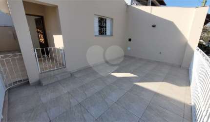 Casa térrea assobradada. 2 vagas, Quintal, 2 banheiros. Água Fria.