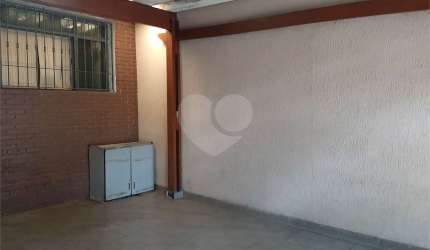 Sobrado com 139m2 de área construída com 3 quartos ( 1 suíte), 4 banheiros, 1 sala, depósito quintal