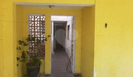 Sobrado para vender com 140m2 de área construída com 5 quartos e 2 vagas de garagem.