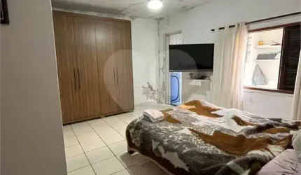 Imóvel com 144m2 de área construída, sendo 6m2 de frente e 24m2 de fundos, com 3 dormitórios e vaga