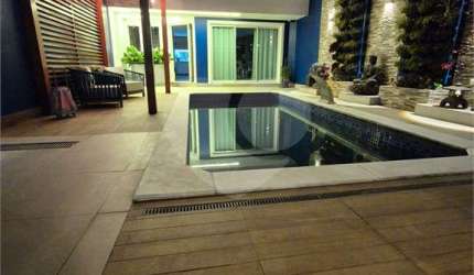 Lindo sobrado com 3 suítes e piscina