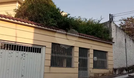 Sobrado amplo com quintal repleto de árvores frutíferas no bairro Santa Terezinha.