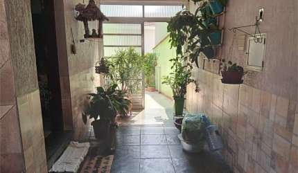 Charmosa casa à venda com 2 dormitórios e um amplo quintal