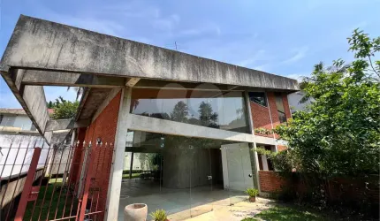 CASA A VENDA COM 4 QUARTOS EM ALTO DE PINHEIROS.