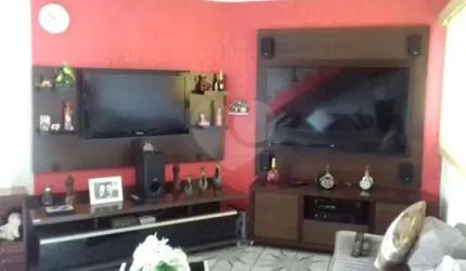 Sobrado com 3 dormitórios, 2 vagas na Vila Maria. Próximo a amplo comércio. Estuda Permuta.