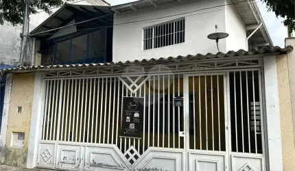 Excelente Casa Térrea com salão na parte superior.