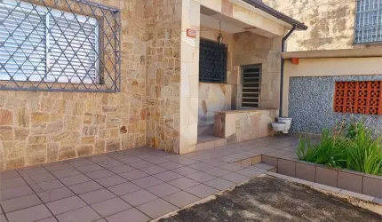 Casa charmosa-4 dormitórios. 1 suíte, 3 banheiros e 1 vaga de garagem - Vila Paulicéia