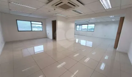 Sala comercial com 42m², 1 banheiros, 1 vagas de garagem, próximo ao metrô Carandiru e Santana.