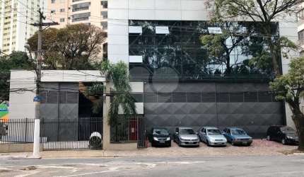 Prédio comercial com 4 pavimentos