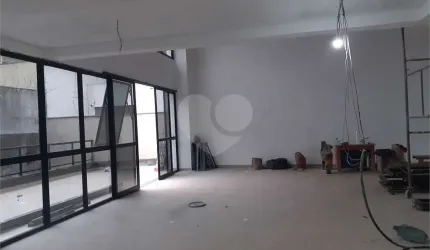 Prédio comercial na Avenida Nova Cantareira