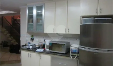 SOBRADO ISOLADA COM 4 SUÍTES