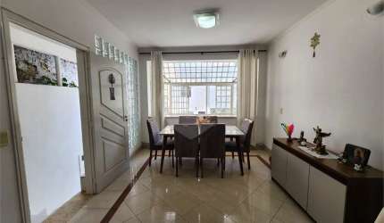 Casa assobradada em uma tranquila vila no coração do bairro de Santana. 3 suítes, 3 vagas.