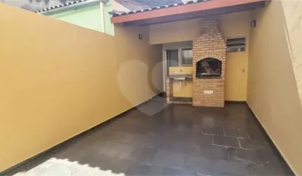 Sobrado em Santa Terezinha, com 2 dormitórios e 3 vagas.