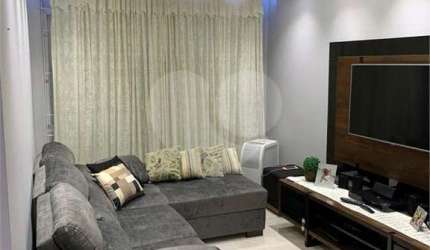 Apartamento à Venda - 2 Dormitórios, Quintal e Garagem!