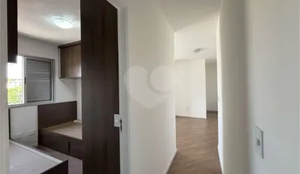 Apartamento 2 quartos, sala para 2 ambientes com sacada e uma vaga de garagem
